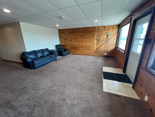 Building Photo - 409 Meadow Dr