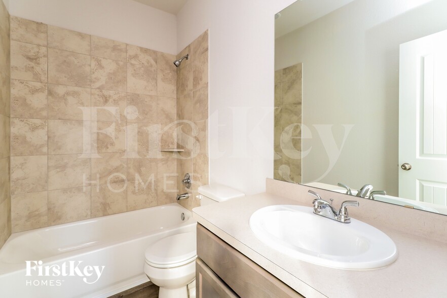 Building Photo - 14705 Country Club Dr