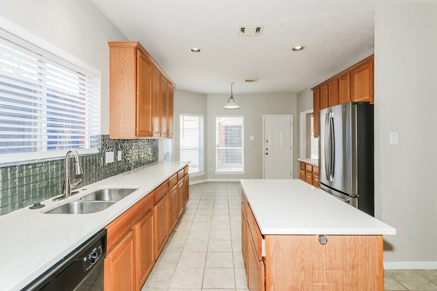 Building Photo - 15526 Oxenford Dr