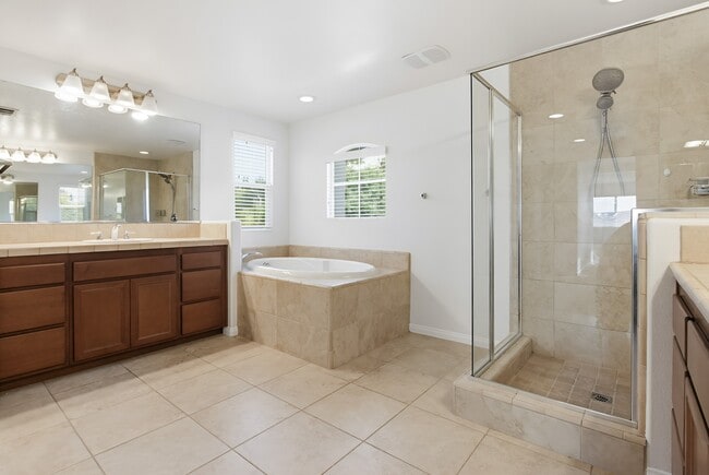 Building Photo - 1059 Vista Pointe Blvd