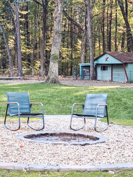 Fire pit area - 1008 W Singing Woods Rd