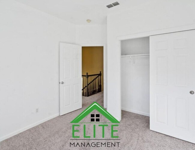 Building Photo - **Spacious 4-Bedroom, 2.5-Bath Home with L...