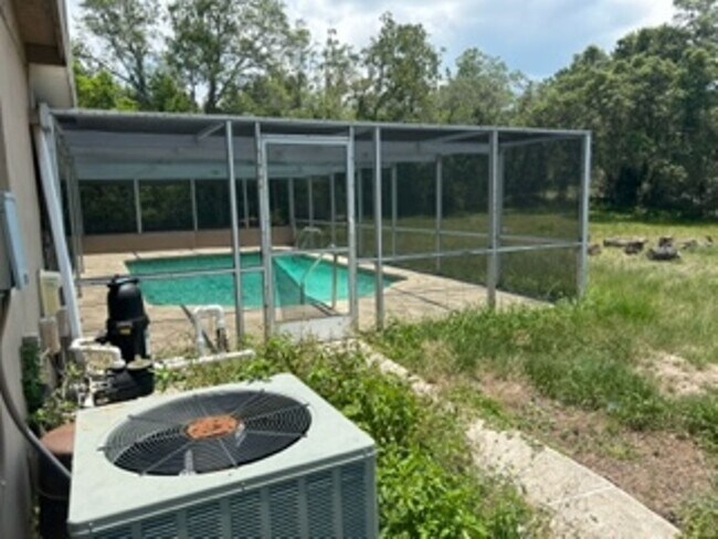 Building Photo - Large  3 bedroom, 2 bath pool home.