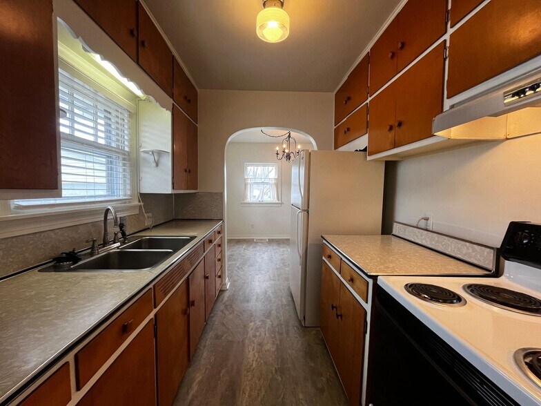 Building Photo - 2706 Waynewood Dr