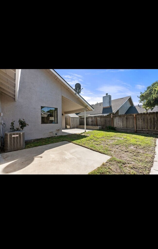 Building Photo - 900 Grandview Cir