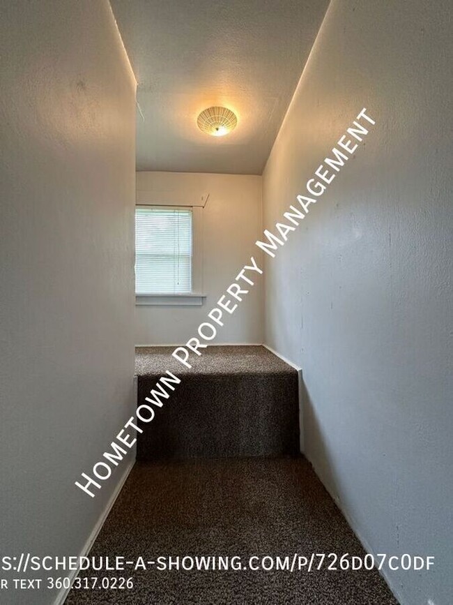 Building Photo - Updated 2 Bdr 1 bath Apt. Tacoma! Availabl...