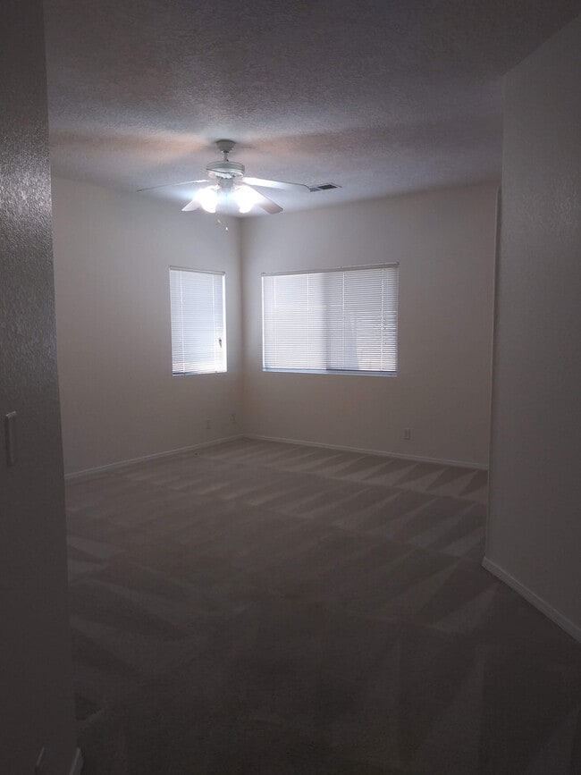 Building Photo - 3 Bdrm 2 BA  1,615 SqFt