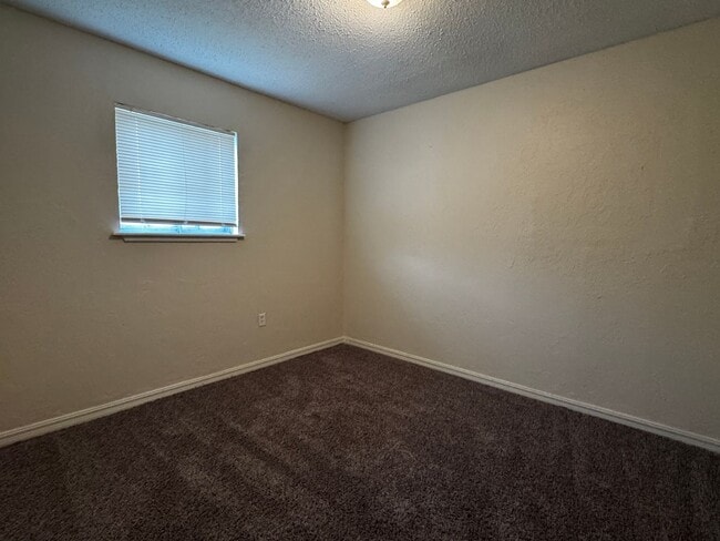 Building Photo - 1408 NW Ozmun- AVAILABLE NOW!