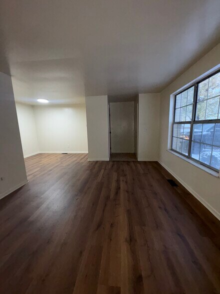 Living Room - 5317 Greencroft Dr