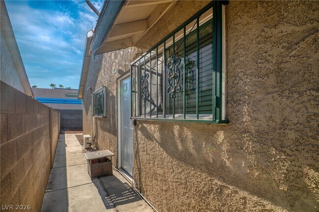 Building Photo - 3730 Greenwood Dr