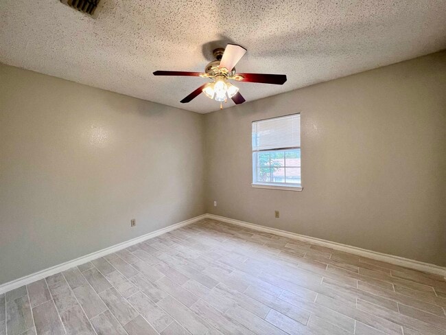 Building Photo - 216 E Cherry Ln