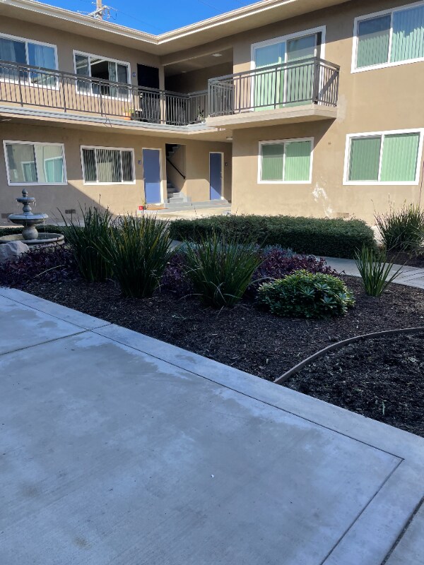 Building Photo - 897 Center St