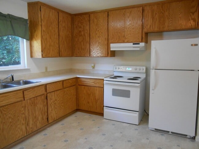 Building Photo - Spacious 2 Bedroom With Carport and Storag...