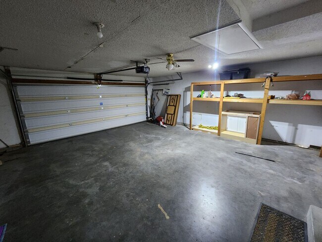 Building Photo - Nice 3BR, 1.5BTH half duplex near schools ...