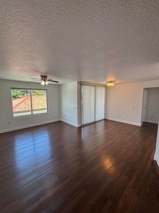 Building Photo - 409 Villa Cir