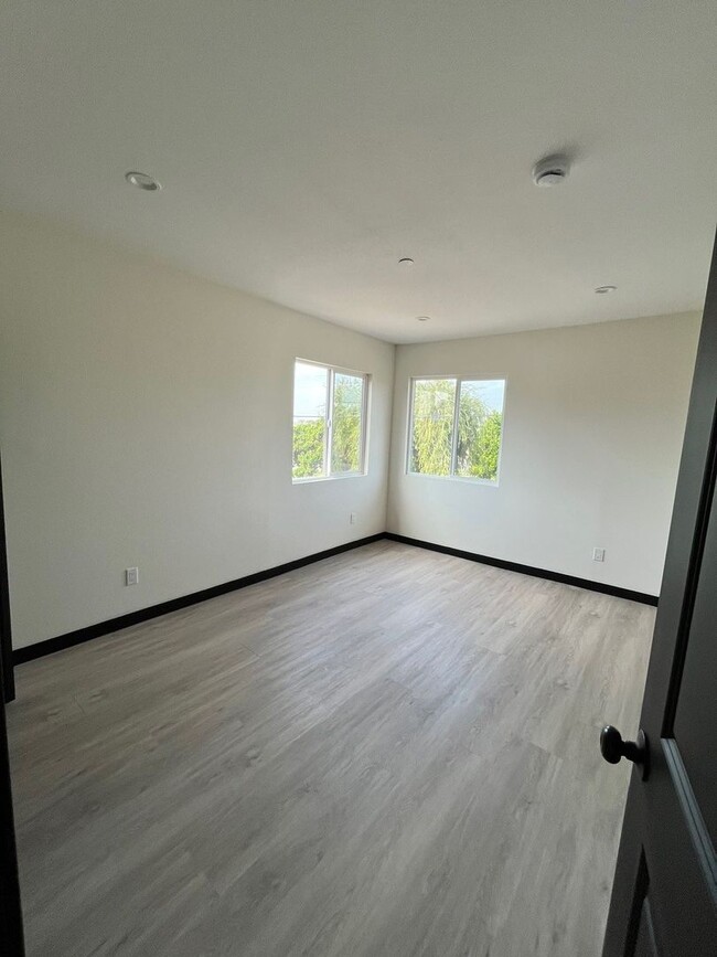 Building Photo - Beatiful and spacious Rental in Montebello...