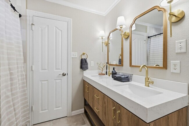 Building Photo - 4843 Golfside Dr