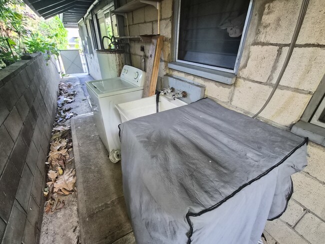 Building Photo - 3341 Monsarrat Ave