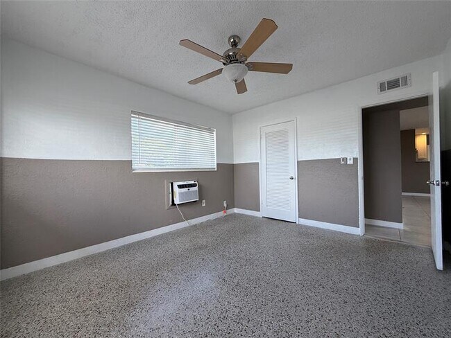 Building Photo - 530 NE 34th Ct