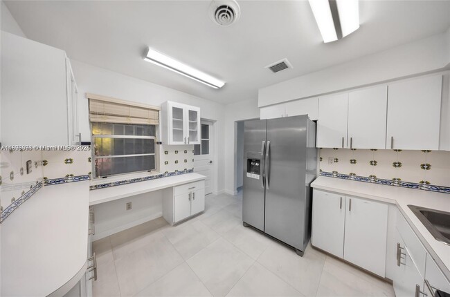 Building Photo - 3600 SW 26th St