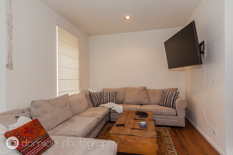 Building Photo - 1301 N Hoyne Ave