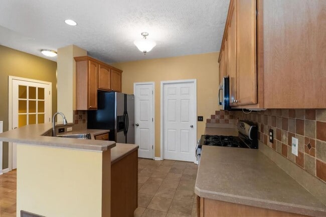 Building Photo - 5825 Crescent Ridge Dr