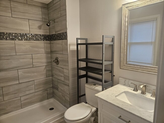 Building Photo - 402 Lotus Dr