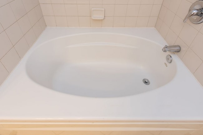 Building Photo - LARGE 1 Bedroom/1 Bathroom with Balcony in Bustling Mount Vernon Triangle!!
