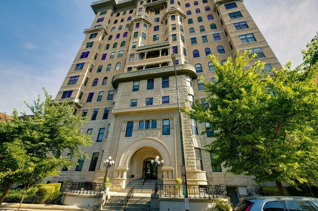 Building Photo - Heart of Dupont Move-in Ready Studio at the Historic Cairo Condominium! Utilities Included!