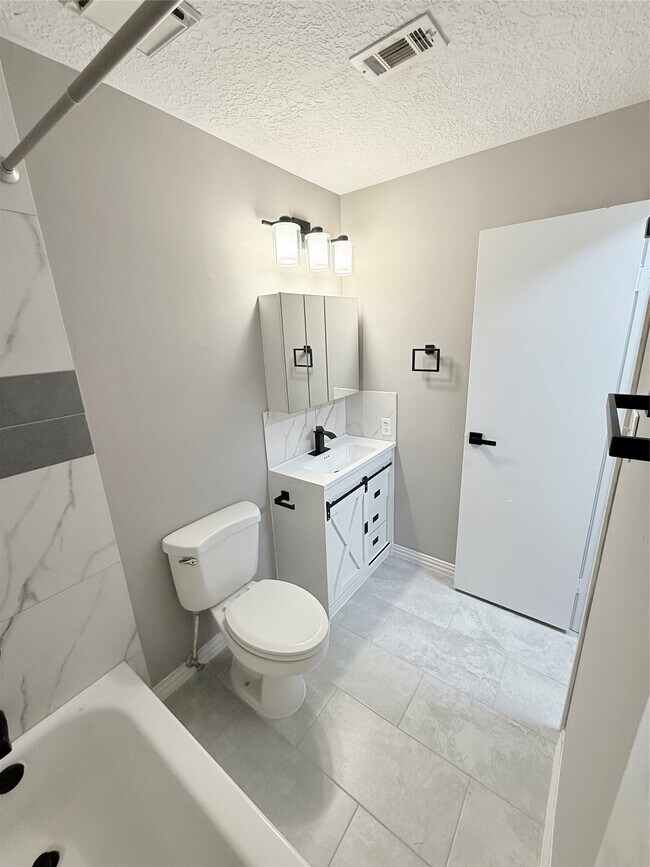 Building Photo - 12755 Mill Ridge Dr