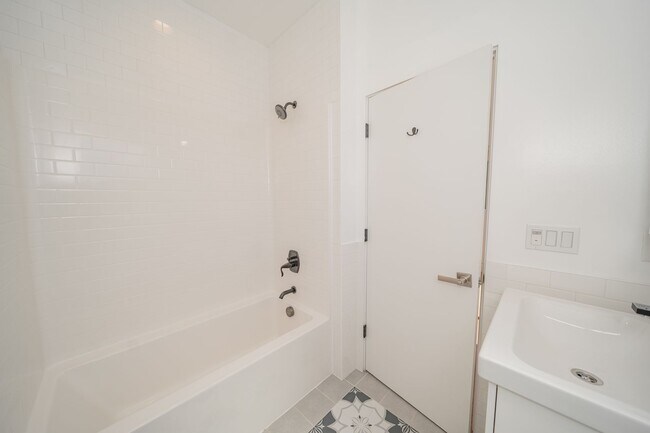 Building Photo - 848 32nd St