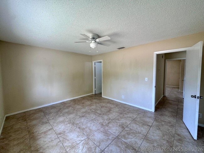 Building Photo - 704 Riverside Dr