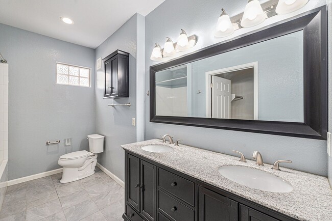 Building Photo - Spacious 2 bedroom home in the heart of Pa...