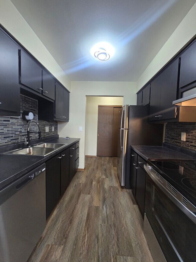 Building Photo - 2 Bedroom 1.5 Bath - Brand new renovations