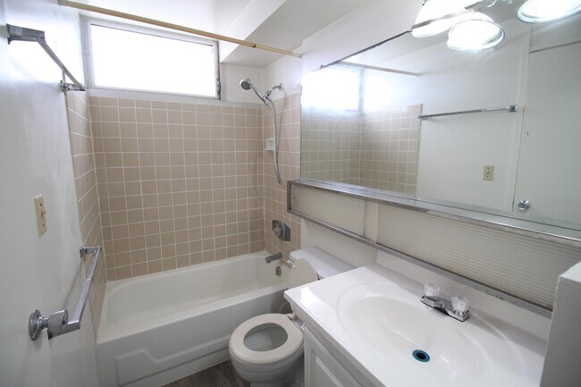 Building Photo - 1060 Kamehameha Hwy