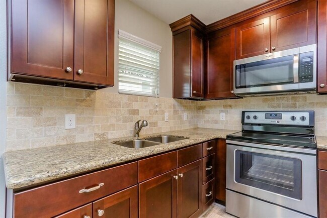 Building Photo - 1007 1/2 W Main St