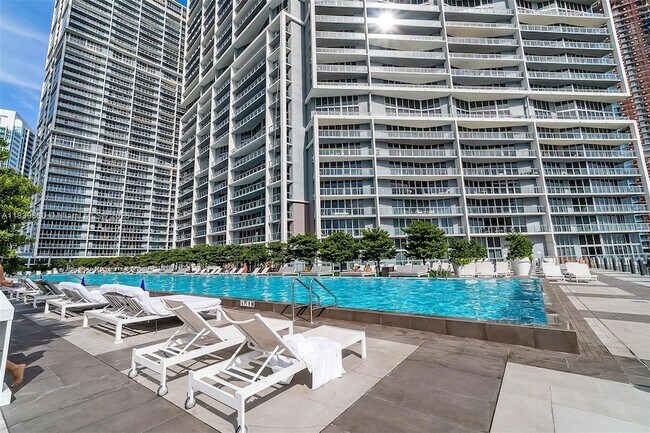 Building Photo - 495 Brickell Ave
