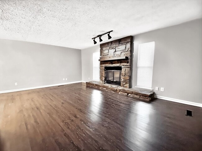 Building Photo - Stylish & Convenient 3/2/2 Home in Jenks