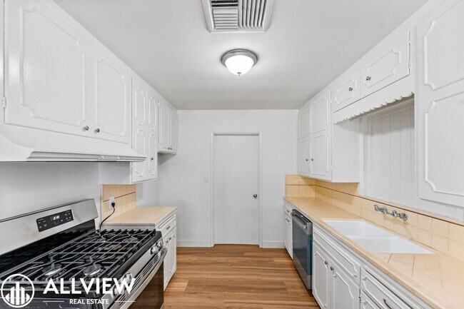 Building Photo - Stylishly Renovated Santa Ana Gem – 4-Bedr...