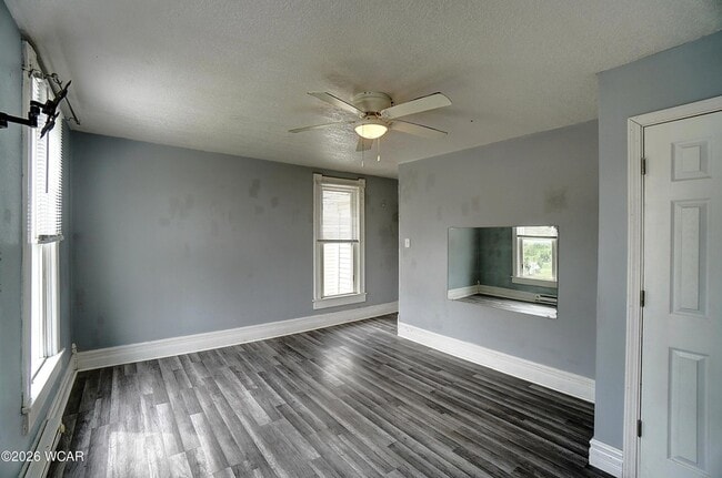 Building Photo - 535 E 5th St