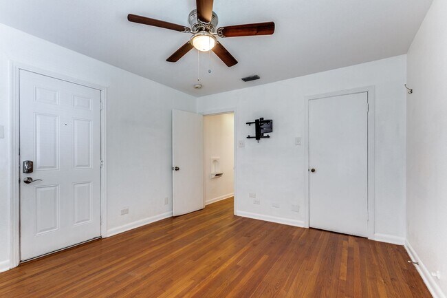 Building Photo - Charming Home in Alamo Heights ISD with Bo...
