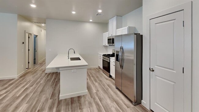 Building Photo - 3815 N Divis Ave