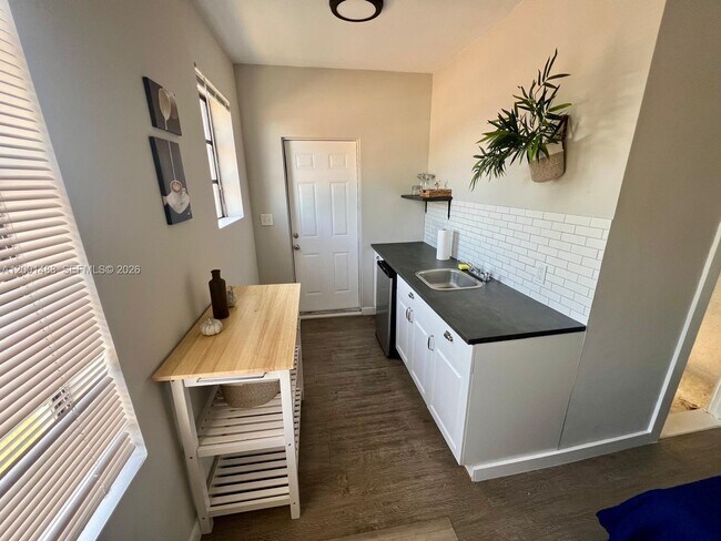 Building Photo - 2932 NW 16th Ave