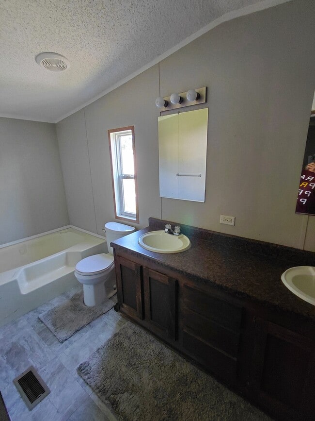 Building Photo - lot 28