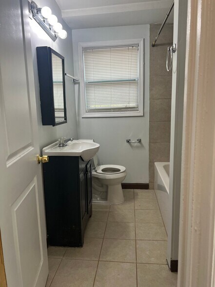 Building Photo - 305 W Oak St