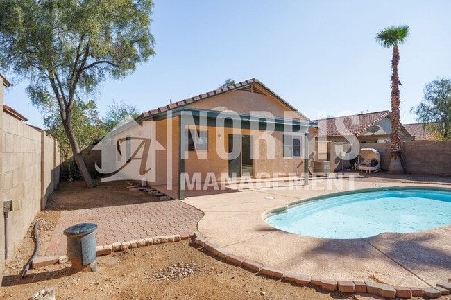 Building Photo - Great Home Located in Town with a Pool