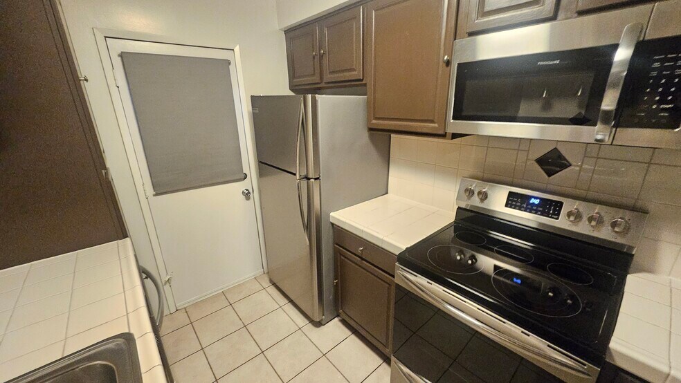Building Photo - 2130 N Beachwood Dr