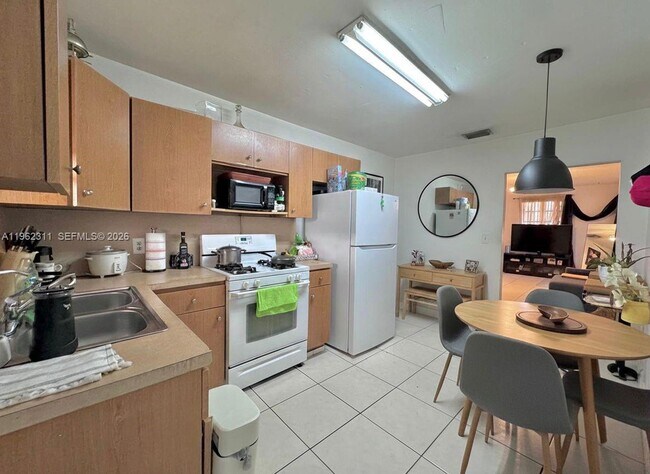 Building Photo - 367 E 20th St