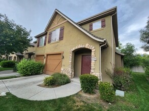 Building Photo - ELF PRICED! 3 bd. 2.5 bath Luxury Townhome!