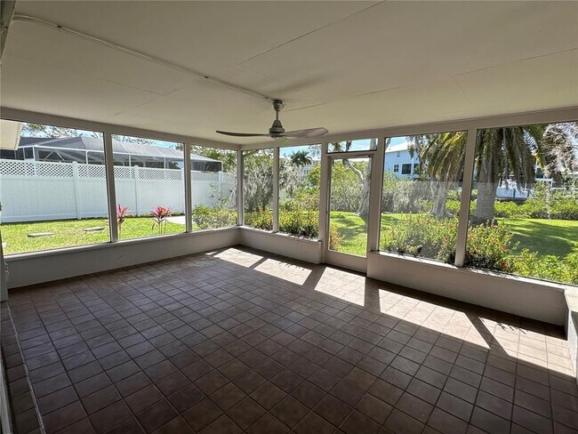 Building Photo - 812 Bayview Dr